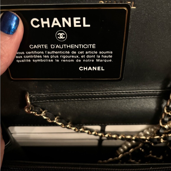 Chanel irradescent wallet with pearl chain. - Picture 2 of 7